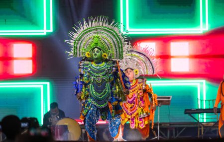 Téléchargez les photos : Bikaner, Rajasthan, Inde - 14 janvier 2023 : La danse Chhau, également orthographiée Chau ou Chhaau, est une danse indienne semi-classique aux traditions martiales, tribales et folkloriques, originaire de l'Inde orientale. - en image libre de droit