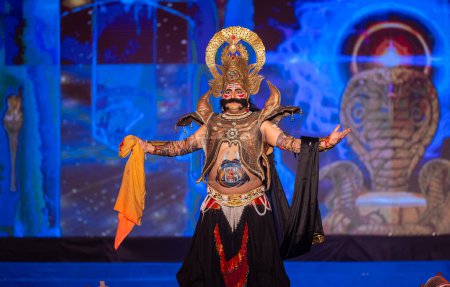 Téléchargez les photos : Ghaziabad, Uttar Pradesh, Inde - 23 octobre 2023 : Portrait d'un artiste masculin jouant le rôle du roi de sri lanka Ravan de ramayana in ramlila pendant le festival de dussehra. - en image libre de droit
