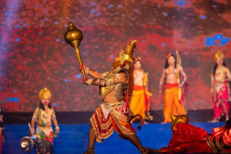 Foto de Ghaziabad, Uttar Pradesh, India - 23 de octubre de 2023: Retrato de un artista masculino interpretando al personaje del dios hindú hanuman en una escena de lucha con el diablo del ramayana en ramlila durante el festival de dussehra. - Imagen libre de derechos