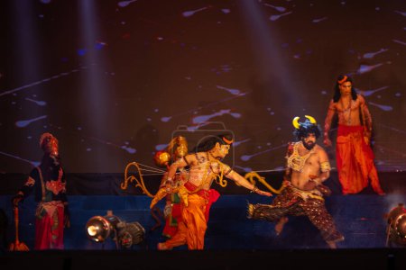 Téléchargez les photos : Ghaziabad, Uttar Pradesh, Inde - 23 octobre 2023 : Portrait d'un artiste masculin jouant le personnage du dieu hindou laxman avec son personnage d'arc flèche de ramayana in ramlila lors du festival dussehra. - en image libre de droit