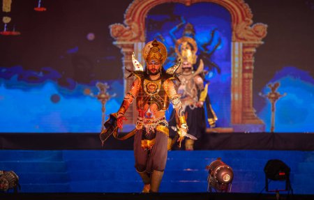 Foto de Ghaziabad, Uttar Pradesh, India - 23 de octubre de 2023: Retrato de un artista masculino interpretando al rey del sri lanka Ravan de ramayana en ramlila durante el festival de dussehra. - Imagen libre de derechos