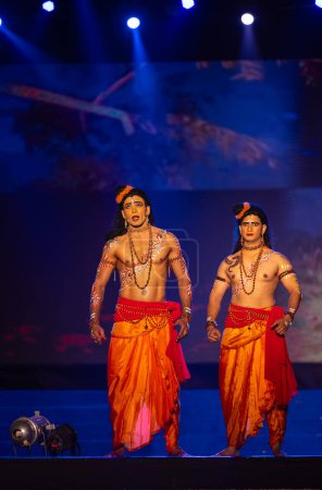 Téléchargez les photos : Ghaziabad, Uttar Pradesh, Inde - 23 octobre 2023 : Portrait d'un artiste masculin jouant le personnage du dieu hindou laxman avec son personnage d'arc flèche de ramayana in ramlila lors du festival dussehra. - en image libre de droit