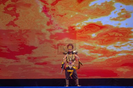 Téléchargez les photos : Ghaziabad, Uttar Pradesh, Inde - 23 octobre 2023 : Portrait d'un artiste masculin jouant le personnage de meghnath ou indrajeet avec flèche arc de ramayana dans la ramlila pendant le festival de dussehra. - en image libre de droit