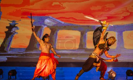 Téléchargez les photos : Ghaziabad, Uttar Pradesh, Inde - 23 octobre 2023 : Portrait d'un artiste masculin jouant le personnage de laxman et de meghnath alors qu'il combattait la scène du ramayana à la ramlila pendant le festival de dussehra. - en image libre de droit