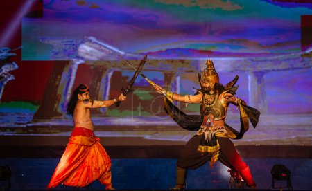 Foto de Ghaziabad, Uttar Pradesh, India - 23 de octubre de 2023: Retrato de un artista masculino interpretando al personaje de laxman y meghnath mientras lucha contra la escena del ramayana en ramlila durante el festival de dussehra. - Imagen libre de derechos