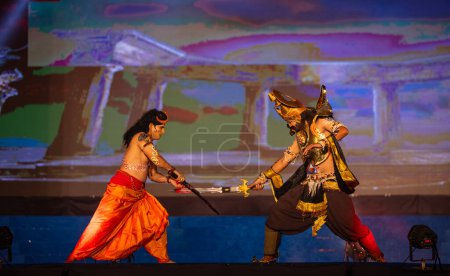 Foto de Ghaziabad, Uttar Pradesh, India - 23 de octubre de 2023: Retrato de un artista masculino interpretando al personaje de laxman y meghnath mientras lucha contra la escena del ramayana en ramlila durante el festival de dussehra. - Imagen libre de derechos
