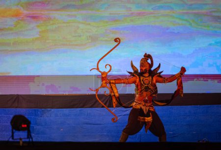 Téléchargez les photos : Ghaziabad, Uttar Pradesh, Inde - 23 octobre 2023 : Portrait d'un artiste masculin jouant le personnage du dieu hindou hanuman dans une scène de combat avec le diable du ramayana dans la ramlila pendant le festival de dussehra. - en image libre de droit