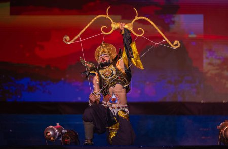 Foto de Ghaziabad, Uttar Pradesh, India - 23 de octubre de 2023: Retrato de un artista masculino interpretando al personaje del dios hindú hanuman en una escena de lucha con el diablo del ramayana en ramlila durante el festival de dussehra. - Imagen libre de derechos
