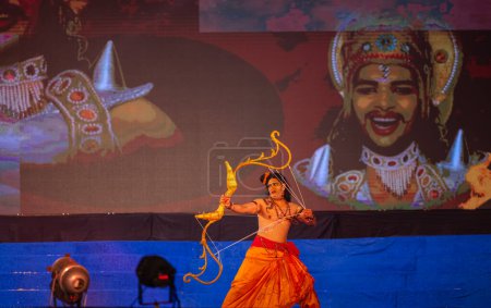 Téléchargez les photos : Ghaziabad, Uttar Pradesh, Inde - 23 octobre 2023 : Artiste masculin jouant le personnage du dieu hindou laxman avec son personnage d'arc flèche de ramayana in ramlila pendant le festival de dussehra. - en image libre de droit