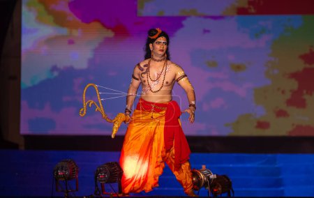 Foto de Ghaziabad, Uttar Pradesh, India - 23 de octubre de 2023: Artista masculino interpretando el personaje del laxman dios hindú con su carácter de arco de flecha de ramayana en ramlila durante el festival dussehra. - Imagen libre de derechos