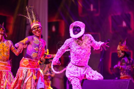 Foto de Pushkar, Rajastán, India - 06 de noviembre de 2022: Artistas masculinos indios realizan danza folclórica rajasthani tribu Sahariya con la cara pintada y pintura colorida en el cuerpo con vestido étnico en la feria. - Imagen libre de derechos