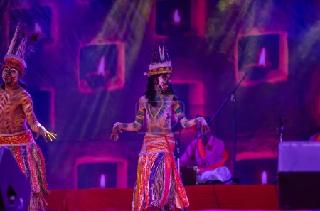 Foto de Pushkar, Rajastán, India - 06 de noviembre 2022: Artistas masculinos realizan danza folclórica rajasthani tribu Sahariya con la cara pintada y pintura colorida en el cuerpo con vestido étnico en la feria. - Imagen libre de derechos