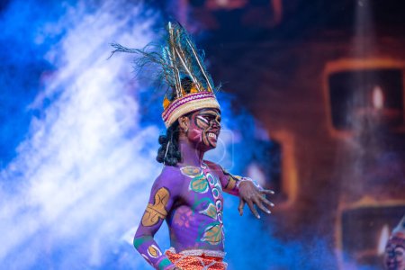 Téléchargez les photos : Pushkar, Rajasthan, Inde - 06 novembre 2022 : Artiste indien exécutant la danse folklorique rajasthani tribu Sahariya avec visage peint et peinture colorée sur le corps avec robe ethnique à la foire. - en image libre de droit