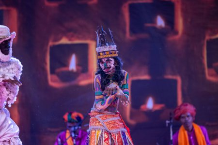 Foto de Pushkar, Rajastán, India - 06 de noviembre 2022: Artistas masculinos realizan danza folclórica rajasthani tribu Sahariya con la cara pintada y pintura colorida en el cuerpo con vestido étnico en la feria. - Imagen libre de derechos