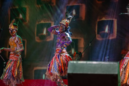 Téléchargez les photos : Pushkar, Rajasthan, Inde - 06 Novembre 2022 : Artistes masculins exécutant la danse folklorique rajasthani tribu Sahariya avec visage peint et peinture colorée sur le corps avec robe ethnique à la foire. - en image libre de droit