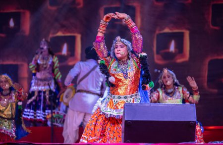 Téléchargez les photos : Pushkar, Rajasthan, Inde - 06 Novembre 2022 : Artiste exécutant la danse folklorique rajasthani sur scène à la foire pushkar dans une robe et des bijoux ethniques rajasthani colorés. - en image libre de droit