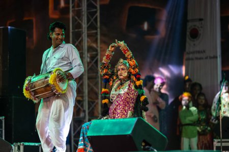 Téléchargez les photos : Pushkar, Rajasthan, Inde - 06 Novembre 2022 : Artiste exécutant la danse folklorique rajasthani sur scène à la foire pushkar dans une robe et des bijoux ethniques rajasthani colorés. - en image libre de droit