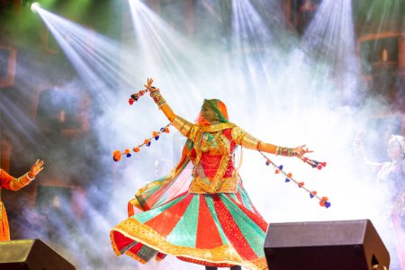 Téléchargez les photos : Pushkar, Rajasthan, Inde - 06 Novembre 2022 : Belles artistes féminines exécutant la danse folklorique rajasthani sur scène à la foire pushkar dans des robes et des bijoux ethniques rajasthani colorés. - en image libre de droit