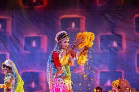 Foto de Pushkar, Rajastán, India - 06 de noviembre de 2022: Retrato de un joven artista masculino interpretando flores holi como lord krishna durante la feria de pushkar con ropa étnica colorida. - Imagen libre de derechos