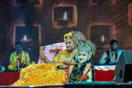 Foto de Pushkar, Rajastán, India - 06 de noviembre de 2022: Retrato de un joven artista masculino interpretando flores holi como lord krishna durante la feria de pushkar con ropa étnica colorida. - Imagen libre de derechos