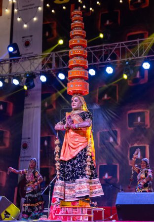 Foto de Pushkar, Rajastán, India - 06 de noviembre de 2022: Artistas interpretando flores holi como lord krishna durante la feria de pushkar con ropa étnica colorida. - Imagen libre de derechos