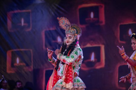 Foto de Pushkar, Rajastán, India - 06 de noviembre de 2022: Artista masculino interpretando flores holi como lord krishna durante la feria pushkar con ropa étnica colorida. - Imagen libre de derechos