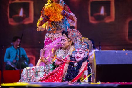 Téléchargez les photos : Pushkar, Rajasthan, Inde - 06 novembre 2022 : Des artistes interprètent des fleurs holi en tant que seigneur krishna lors de la foire du pushkar en vêtements ethniques colorés. - en image libre de droit