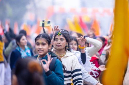Foto de Ghaziabad, Uttar Pradesh, India - 28 de enero de 2024: Retrato de niños participando en el señor jagannath rathyatra con ropa colorida y banderas. - Imagen libre de derechos