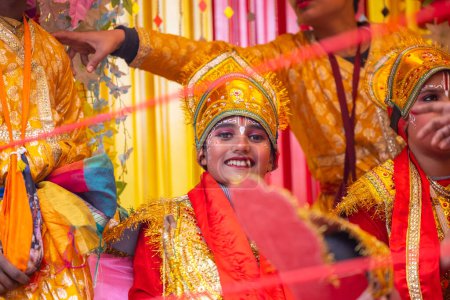 Téléchargez les photos : Ghaziabad, Uttar Pradesh, Inde - 28 janvier 2024 : Portrait d'enfants participant au seigneur jagannath rathyatra en vêtements colorés et jouant un personnage mythologique. - en image libre de droit