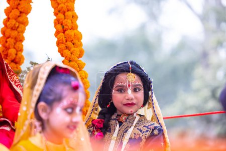 Téléchargez les photos : Ghaziabad, Uttar Pradesh, Inde - 28 janvier 2024 : Portrait de beaux jeunes enfants déguisés en dieux hindous lors du rath yatra organisé par iskon group pour lord jagannath. - en image libre de droit