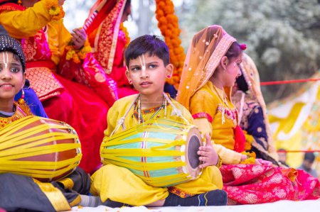 Téléchargez les photos : Ghaziabad, Uttar Pradesh, Inde - 28 janvier 2024 : Portrait de beaux jeunes enfants déguisés en dieux hindous lors du rath yatra organisé par iskon group pour lord jagannath. - en image libre de droit