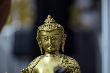 Arte de metal de latón, hecho a mano Señor Buda escultura souvenir hecho con latón con fondo borroso. Enfoque selectivo.