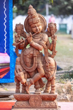 Art en bois, idole en bois faite à la main sur lord tirupati à surajkund foire de l'artisanat. Concentration sélective.