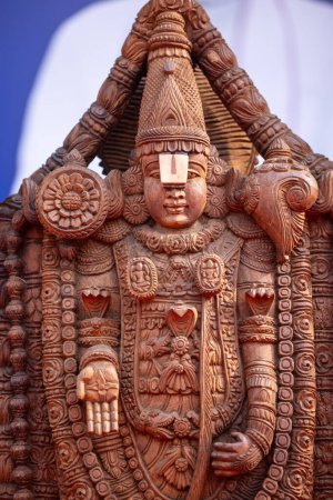 Holzkunst, Handgemachtes hölzernes Idol auf lord tirupati auf surajkund Kunsthandwerksmesse. Selektiver Fokus.