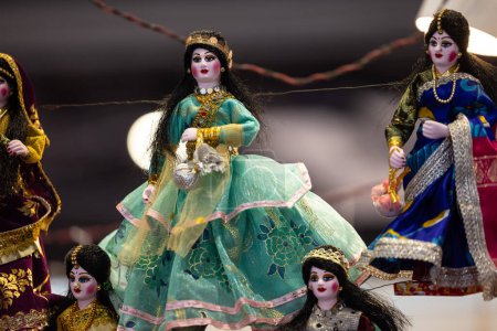 Foto de Marioneta hecha a mano, trabajo artesanal de marioneta colorida hecha a mano o muñeca en la feria. - Imagen libre de derechos