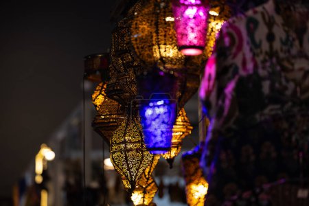 La Turquie. Marché avec de nombreuses lampes et lanternes turques artisanales colorées traditionnelles. Lanternes suspendues dans la boutique à vendre. Souvenirs populaires de Turquie.