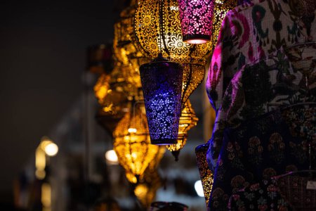 Pavo. Mercado con muchas lámparas y linternas turcas coloridas tradicionales hechas a mano. Linternas colgando en la tienda en venta. Recuerdos populares de Turquía.