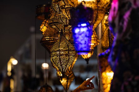 Pavo. Mercado con muchas lámparas y linternas turcas coloridas tradicionales hechas a mano. Linternas colgando en la tienda en venta. Recuerdos populares de Turquía.