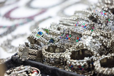 Téléchargez les photos : Bracelet en argent ethnique indien Bijoux et autres accessoires avec fond flou. - en image libre de droit