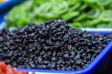 Téléchargez les photos : Colourful blackberry fruits for sale on display at trade fair. - en image libre de droit