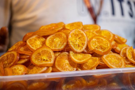Téléchargez les photos : Fruits oranges colorés à vendre au salon. - en image libre de droit