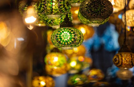 Téléchargez les photos : La Turquie. Marché avec de nombreuses lampes et lanternes turques artisanales colorées traditionnelles. Lanternes suspendues dans la boutique à vendre. Souvenirs populaires de Turquie. - en image libre de droit