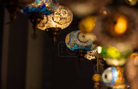Téléchargez les photos : La Turquie. Marché avec de nombreuses lampes et lanternes turques artisanales colorées traditionnelles. Lanternes suspendues dans la boutique à vendre. Souvenirs populaires de Turquie. - en image libre de droit