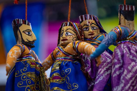 India colorido Rajasthani marionetas hechas a mano y productos de artesanía en jodhpur. Enfoque selectivo.