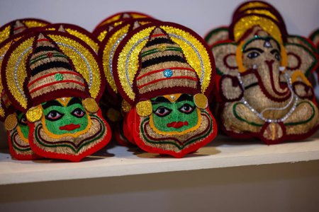 Handgefertigte bunte Kathakali-Maske aus Jute mit schlichtem Hintergrund.