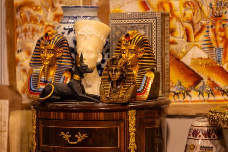 Téléchargez les photos : Idole de pyramide d'Egypte à vendre au salon. - en image libre de droit