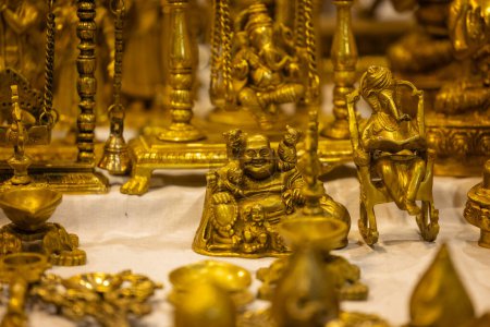 Metallkunst aus Messing, Handgemachtes lachendes Buddha-Souvenir aus Messing mit verschwommenem Hintergrund. Selektiver Fokus.