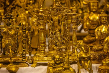 Foto de Arte de metal de latón, hecho a mano dios indio Ganesh escultura souvenir hecho con latón con fondo borroso. Enfoque selectivo. - Imagen libre de derechos