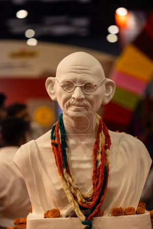 Foto de Nueva Delhi, India - 18 de noviembre de 2023: Idol of mahatma gandhi en exhibición en la feria. - Imagen libre de derechos