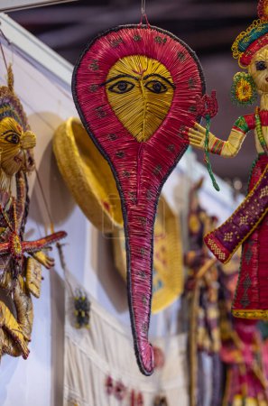 Foto de Souvenir hecho a mano, trabajo artesanal de la diosa colorida hecha a mano kali souvenir o muñeca hecha con yute en la feria. - Imagen libre de derechos